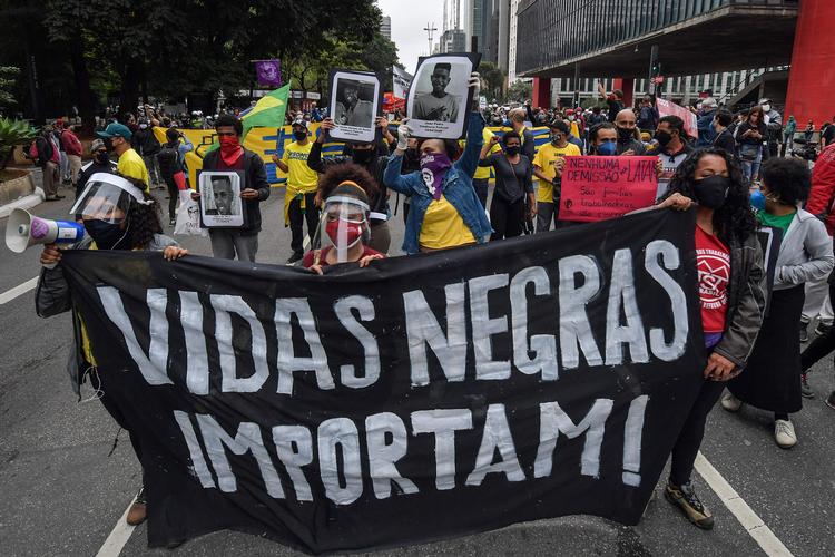 Et politidrab på en 14-årig dreng for nylig har fået Black Lives Matter i Brasilien til at protestere. Her er det en demonstration for godt en uge siden i Sao Paulo. Lederen af den sorte organisation Fundação Palmares, Sérgio Camargo, har efterfølgende udtalt, at »farven betyder ingenting«. Foto: Nelson Almeida/Ritzau Scanpix