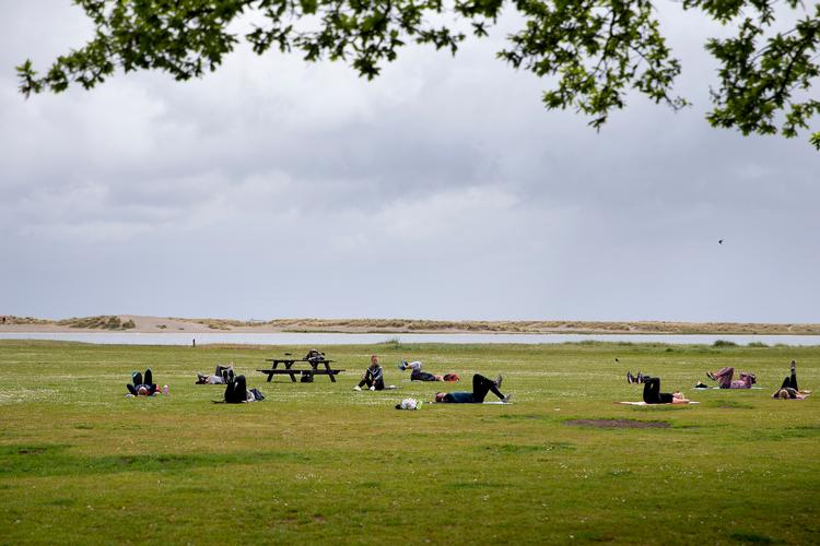 Mange har taget træningsmåtten med udenfor de seneste måneder.   Arkivfoto Finn Frandsen