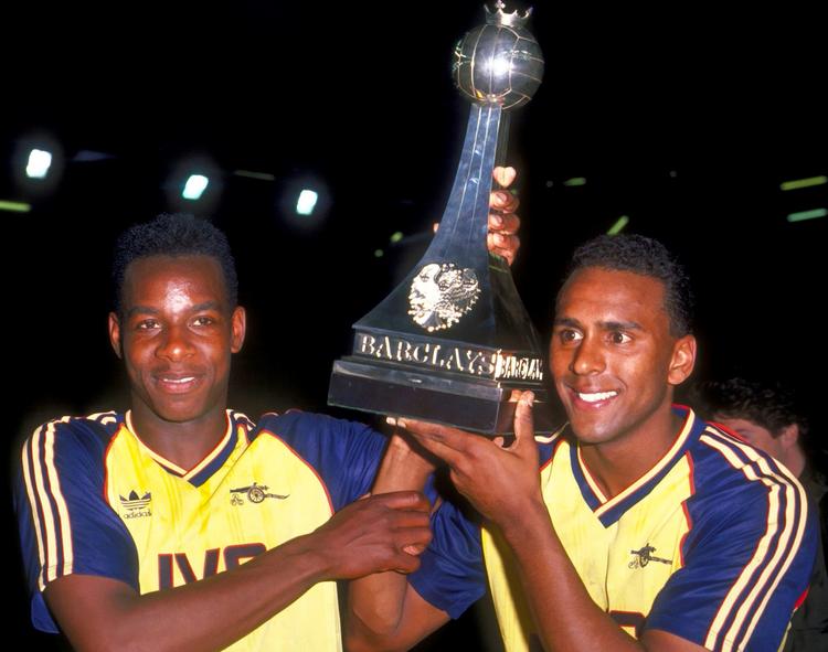 Michael Thomas (tv.) og holdkammeraten David Rocastle med mesterskabstrofæet i 1989.  Foto: Action Images/Ritzau Scanpix