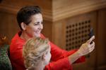 Hvad er det, man kan se på SF’eren Pia Olsen Dyhrs telefon? Det ved vi ikke, men det gør Pernille Skipper fra Enhedslisten. Foto: Jens Dresling/POLFOTO