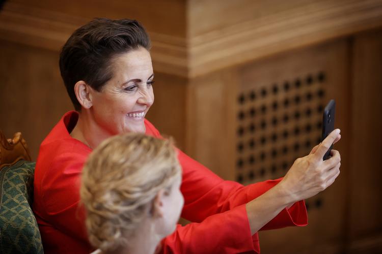  Hvad er det, man kan se på SF’eren Pia Olsen Dyhrs telefon? Det ved vi ikke, men det gør Pernille Skipper fra Enhedslisten. Foto: Jens Dresling/POLFOTO