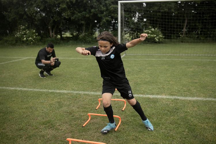 Abdul Dezkan filmer sin søn Jibril til Instagram, mens de to træner.  Foto: Mikkel Hørlyck/POLFOTO
