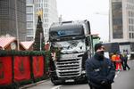 Tunge køretøjer er tidligere anvendt under terrorangreb som her, hvor 12 ofre blev slået ihjel, da en gerningsmand pløjede en stjålet lastbil ind i et julemarked i Berlin i 2016. Foto: Finn Frandsen/POLFOTO