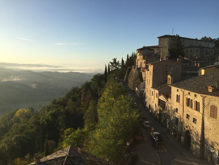 Montone, der er fra år 1000, har alt det, man forbinder med en ægte italiensk middelalderby med sin solide og imponerende bymur og store hvælvede byporte. Foto: Lene Brøndum