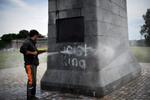 Graffiti vaskes af en statue for den skotske frihedshelt Robert the Bruce, som - ifølge gerningsmændene - var en racistkonge. Han levede i 1300-tallet. Foto: Andy Buchanan/Ritzau Scanpix