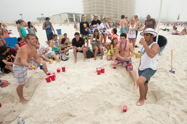 Beerpong - her spillet af collegestuderende i Florida - bliver også kaldet Beirut og ølpong. Foto: Michael Spooneybarger/Ritzau Scanpix