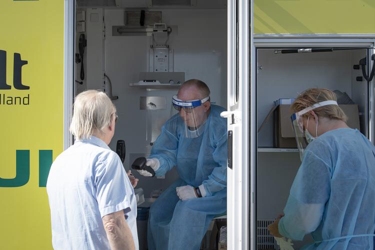  På vegne af Testcenter Danmark og Ældre- og Sundheds- ministeriet indsætter Region Midtjylland nu gule testbiler, der skal turnere i sommerlandet for at teste personer uden symptomer på COVID-19 i bl.a. turistområder og havne. Foto: Bo Amstrup/Ritzau Scanpix