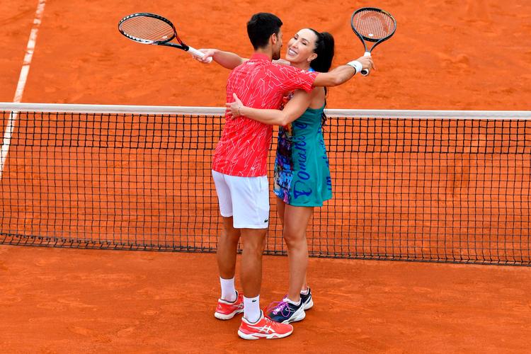 Novak Djokovic havde tæt fysisk kontakt til adskillige spillere i Beograd for nogle dagen siden. Her krammer han  makkeren Jelena Jankovic under en mixedkamp.  Foto: Andrej Isakovic/Ritzau Scanpix