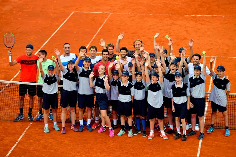  Novak Djokovic  med spillere, bolddrenge og boldpiger under turneringen i Beograd.  Foto: Andrej Isakovic/Ritzau Scanpix