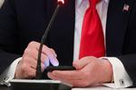   Den amerikanske præsident skriver på sin telefon under en forhandling om genåbning af små virksomheder. Lidt senere dukkede et tweet op fra hans profil.  Foto: Leah Millis/Ritzau Scanpix