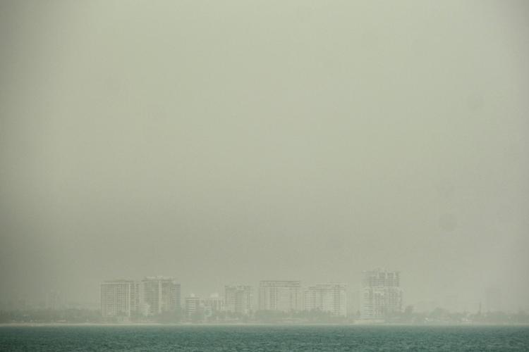     Isla Verde-stranden i San Juan, Puerto Rico, er indhyllet i sandtågen. Foto: Gabriella N. Baez/Ritzau Scanpix