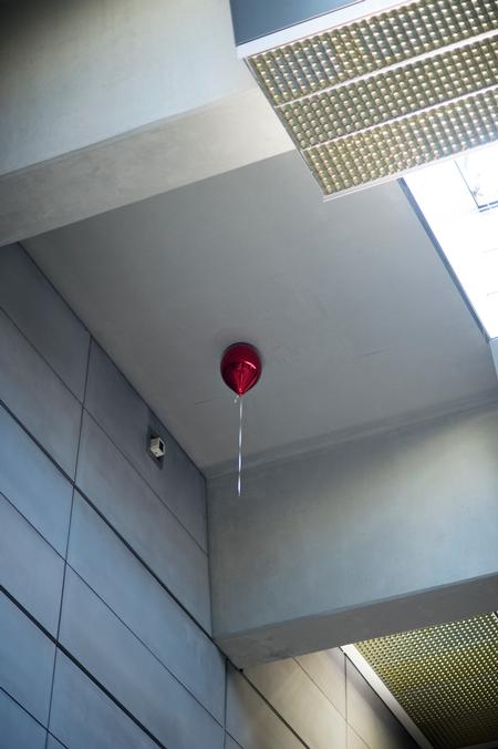 Den røde ballon har hængt på Kongens Nytorvs metrostation siden 2017. Nu kommer der flere balloner til. Foto: Metroselskabet/Marie Hald