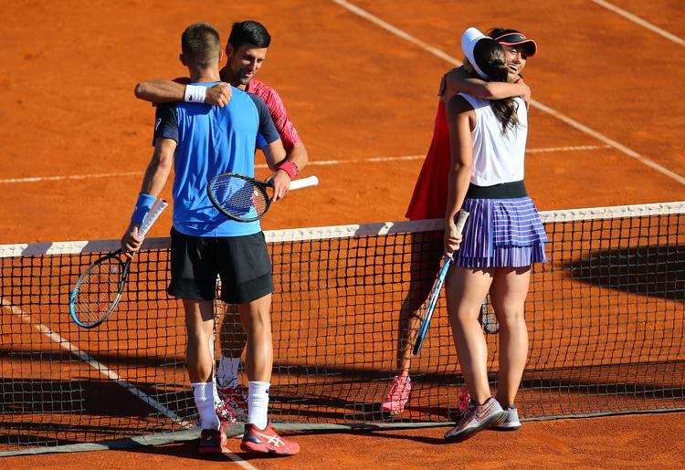 Mens der stadig kunne smiles under Adria Tour arrangeret af Novak Djokovic, der her (rød trøje) ses med kroaterne Borna Coric og Ana Konjuh samt serbiske Olga Danilovic. Senere forsvandt smilene, og Djokovic må tage mange drøje hug uden for banen.. Foto: Antonio Bronic/Ritzau Scanpix