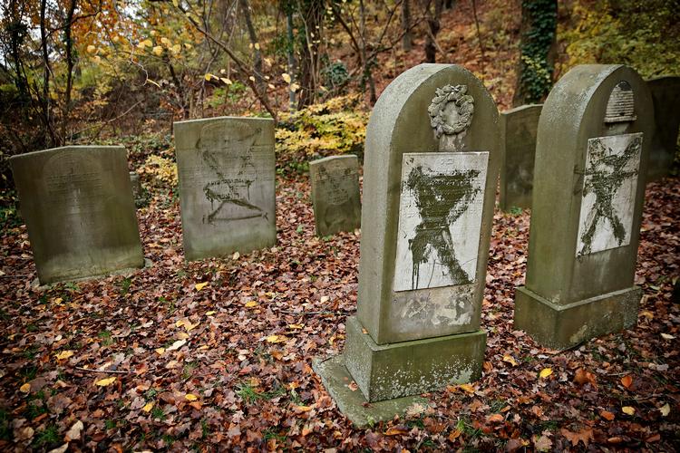 Undersøgelsen af racisme og diskrimination i Danmark skal også indebære antisemitisme, mener både SF og Venstre. Blandt andet blev en jødiske gravplads i Randers udsat for hærværk på årsdagen for Krystalnatten. Foto: Jens Dresling/POLFOTO