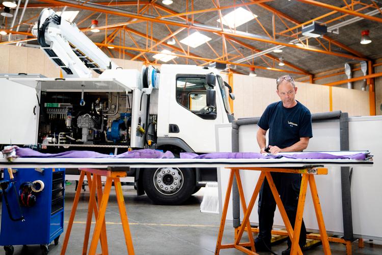 Vestergaard Company i Gevninge ved Roskilde er en af verdens førende producenter af afisningsbiler og har lufthavne og store flyselskaber som deres kunder. Nu er produktionen på halvt blus og 60 medarbejdere er fyret. Foto: Andreas Merrald. Foto: Andreas Merrald/POLFOTO