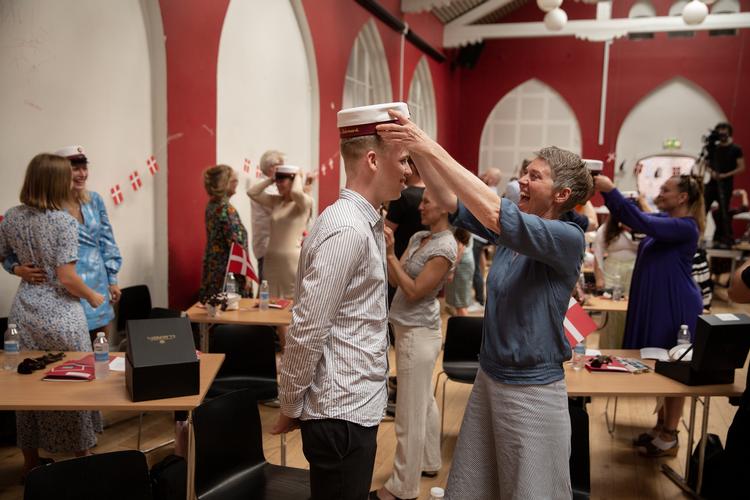  Dimission på Rysensteen Gymnasium, hvor rektor holder tale for en klasse, der transmiteres til Øksnehallen, hvor de andre studerende og forældre er tilstede.   Foto: Thomas Borberg/POLFOTO