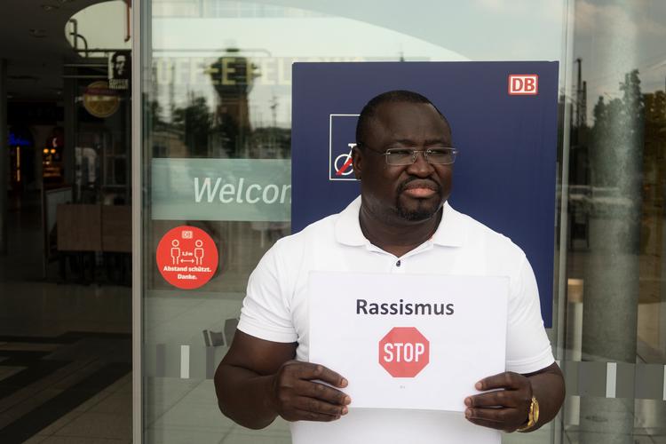 Noël Kaboré er træt af at blive diskrimineret. Han kæmper imod racisme med sin egen enmandsdemonstration en gang om ugen.  Foto: Murat Tamer