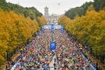 Fra starten på Berlin Marathon sidste igennem Tiergarten, da folk ikke anede, hvad et forsamlingsforbud var. Årets løb er aflyst på grund af covid-19 pandemien. Foto: John Macdougall/Ritzau Scanpix