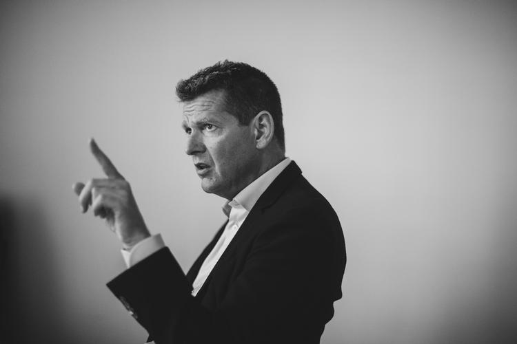 I begyndelsen af coronaepidemien var Søren Brostrøm en offentlig figur, der deltog på regeringens daglige pressebriefinger. I dag er han en "efterlyst" person i offentligheden. I mellemtiden har medierne i detaljer beskrevet uenighederne mellem regeringen og Sundhedsstyrelsen, og det er kommet frem, hvordan Brostrøm blev beordret af sin departementschef om at tilsidesætte sin faglighed og proportionalitetsvurdering for i stedet at omfavne Mette Frederiksens ekstreme forsigtighed i håndteringen af  coronaepidemien.  Foto: Peter Hove Olesen/POLFOTO