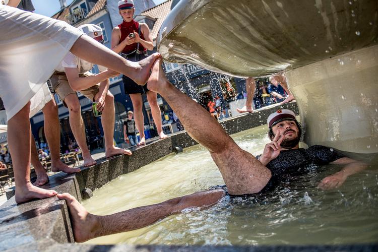 Rekordvarm fredag og lørdag, når studenterne skal springe ud. Tidligere har den slags vejr ført til en badetur på Stændertorvet i Roskilde, hvor studenterne har tradition for at mødes ved V. J. Mørk-Hansens springvand. Arkivfoto: Linda Johansen