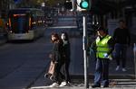 En mand desinficerer på gaden i Melbournes centrale forretningsområde. Byen frygter anden bølge af coronavirus. Foto: William West/Ritzau Scanpix