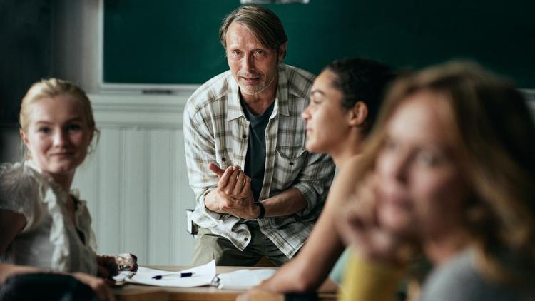 Mads Mikkelsen spiller hovedrollen i 'Druk', hvor fire gymnasielærere tester teorien om, at mennesket er født med en halv promille for lidt i blodet.   Foto: Henrik Ohsten 
