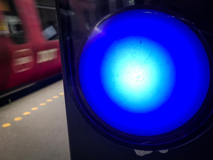 Normalt fortæller en glad tone, at nu er der fri adgang til hele Danmarks transportsystem. Men ved den, der ikke har et gyldigt betalingskort Foto: Per Munch
