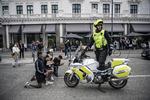 Mere end 15.000 danskere samlede sig i begyndelsen af måneden  foran den amerikanske ambassade på Østerbro for at demonstrere for lige rettigheder, uanset race eller hudfarve. I alt 12 personer med relation til demonstrationen er blevet smittet med coronavirus.  Foto: Anthon Unger