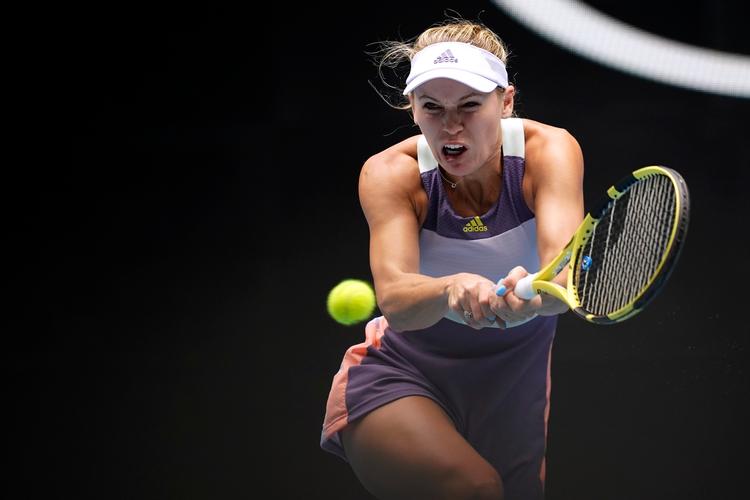 Caroline Wozniacki under sin sidste kamp i karrieren mod tunesiske Ons Jabeur ved dette års Australian Open. En fighter også til de afsluttende sæsoner af karrieren, der blev forstyrret af en gigtsygdom. Foto: Kim Hong-ji/Ritzau Scanpix