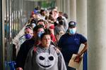 Hundredevis af mennesker står i kø udenfor arbejdsløshedskontoret Kentucky Career Center i Frankfort, Kentucky. Antallet af arbejdsløse i USA er, trods fald i sidste uge, mere end dobbelt så højt som de værste uger under finanskrisen. Foto: Bryan Woolston/Ritzau Scanpix
