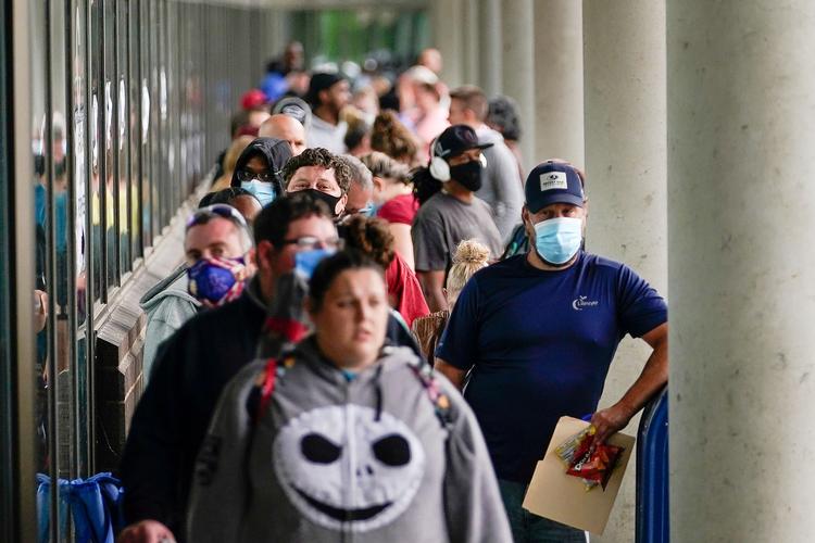 Hundredevis af mennesker står i kø udenfor arbejdsløshedskontoret Kentucky Career Center i Frankfort, Kentucky. Antallet af arbejdsløse i USA er, trods fald i sidste uge, mere end dobbelt så højt som de værste uger under finanskrisen. Foto: Bryan Woolston/Ritzau Scanpix