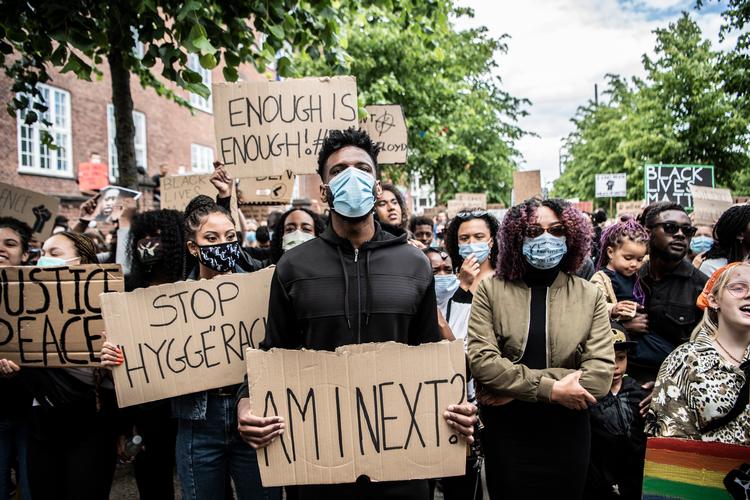 Under coronaudbruddet er antallet af verbale angreb på minoriteter steget.På billedet er vi ved en Black Lives Matter-demonstration i København. Foto: Anthon Unger