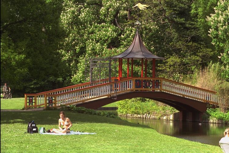 Når man nu ikke kan gå til koncert, og vejret bliver dejligt, kan man tage et smut i Frederiksberg Have og tage en tur med bådfarten eller slentre over Den kinesiske bro. Foto: Kim Agersten/POLFOTO