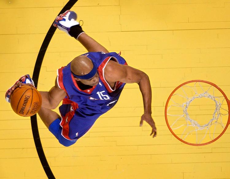 Her ses Vince Carter fra tiden i Toronto Raptors spillende for et All-Star-hold fra Eastern Conference og på vej mod et af sine velkendte dunk. Foto: Kevork Djansezian/Ritzau Scanpix