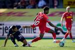 FC Nordsjællands 19-årige ghanesiske spiller Mohammed Kudus (i rødt) er ikke nem at stoppe, men FC Københavns Carlos Zeca gør et alt-eller-intet-forsøg i denne duel. Kudus er med til at gøre sin danske klub til den bedst spillende i Superligaen. Foto: Niels Christian Vilmann/Ritzau Scanpix