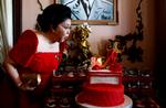 Engang var hun indehaver af vist nok verdens største samling af dyre damesko. I dag forsøger hun at få sin søn valgt som præsident i Filippinerne, så familien atter kan få magten. Her ses Imelda Marcos ved sin 85 års fødselsdag i 2014. Arkivfoto Erik De Castro/Ritzau Scanpix