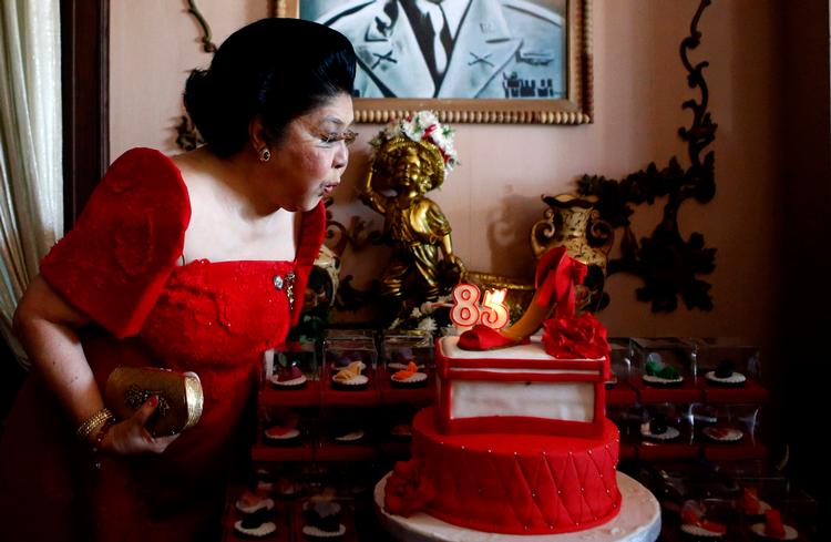 Engang var hun indehaver af vist nok verdens største samling af dyre damesko. I dag forsøger hun at få sin søn valgt som præsident i Filippinerne, så familien atter kan få magten. Her ses Imelda Marcos ved sin 85 års fødselsdag i 2014. Arkivfoto Erik De Castro/Ritzau Scanpix