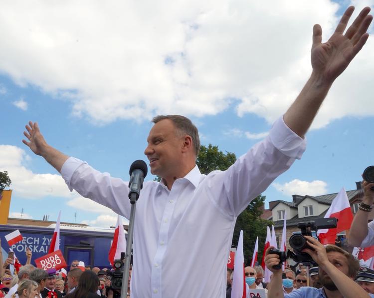 Polens præsident Andrzej Duda fra det højrekonservative regeringsparti fører forud for dagens første runde af præsidentvalget, men i anden runde er der udsigt til dødt løb.   Foto: Janek Skarzynski/Ritzau Scanpix