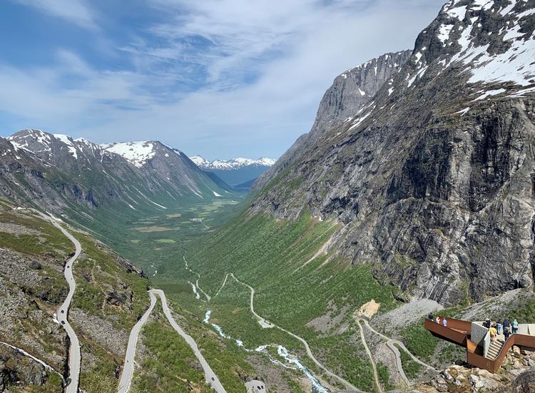 Øverst på Trollstigen tilbyder det arkitektoniske udsigtspunkt nærkontakt med den overvældende natur. Foto: Anne Strange Stelzner