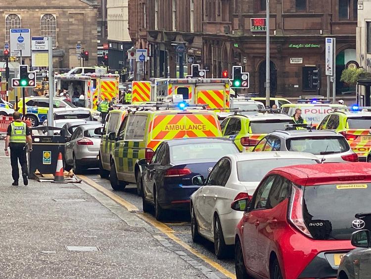  Der er flere ambulancer og  patruljebiler i West George Street i det centrale Glasgow. Foto: @jatv_scotland/Ritzau Scanpix