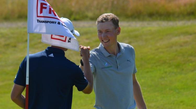 Efter at have lavet en birdie på sidste hul blev Marcus Helligkilde (th.) lykønsket af dagens spillemakker, Rasmus Højgaard. Foto: eccotour.org 