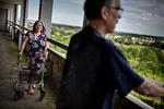 Den tidligere timelærer, 60-årige Regine Blok, holder af udsigten over Vollsmose. 19-årige Ibrahim El-Hassan er født og opvokset i Vollsmose og afviser, at der er tale om et parallelsamfund. »Mette Frederiksen er også statsminister her«, siger han. Foto: Martin Lehmann/POLFOTO