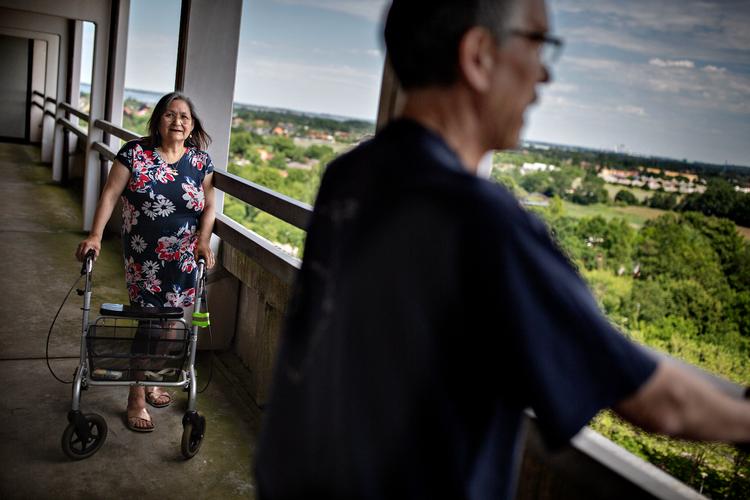 Den tidligere timelærer, 60-årige Regine Blok, holder af udsigten over Vollsmose. 19-årige Ibrahim El-Hassan er født og opvokset i Vollsmose og afviser, at der er tale om et parallelsamfund. »Mette Frederiksen er også statsminister her«, siger han. Foto: Martin Lehmann/POLFOTO