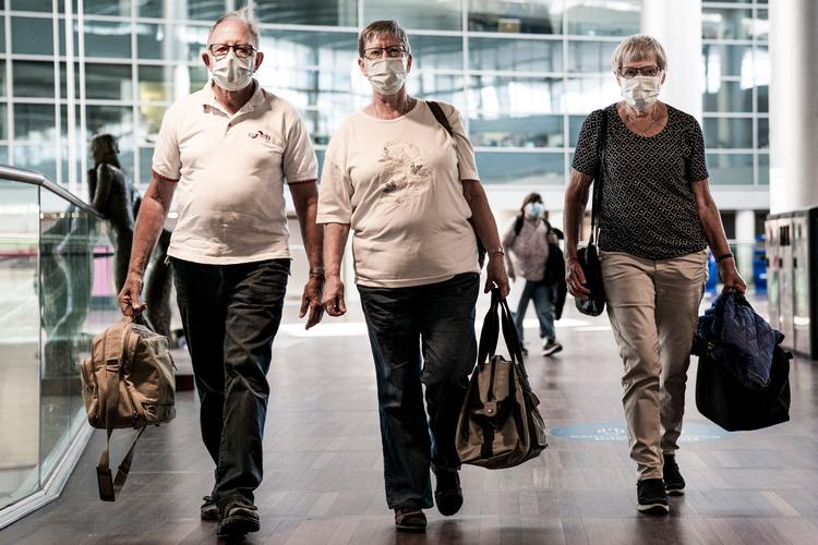 Et påbud om mundbind og lukkede butikker er med til at gøre Københavns Lufthavn lidt anderledes, når den i morgen åbne for rejser ud i Europa.  Foto: Niels Christian Vilmann/Ritzau Scanpix