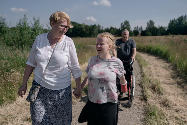 I disse dage fjernes besøgsreglerne fra coronaperioden igen på landets sociale bosteder. Men det har været svært for Majbritt og Steen Sommermark at få et ordentligt samvær med  deres 26-årige datter på hendes bosted i Slagelse på grund af det, de opfatter som nødigt stramme regler. Og som de advarer mod at indføre igen Foto: Mikkel Hørlyck/POLFOTO