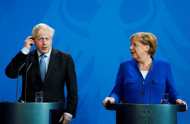 Angela Merkel og Boris Johnson fotograferet under et pressemøde sidste år.  Foto: Fabrizio Bensch/Ritzau Scanpix