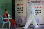 En kvinde venter på at få taget en coronatest i Chennai. Foto: Arun Sankar/Ritzau Scanpix