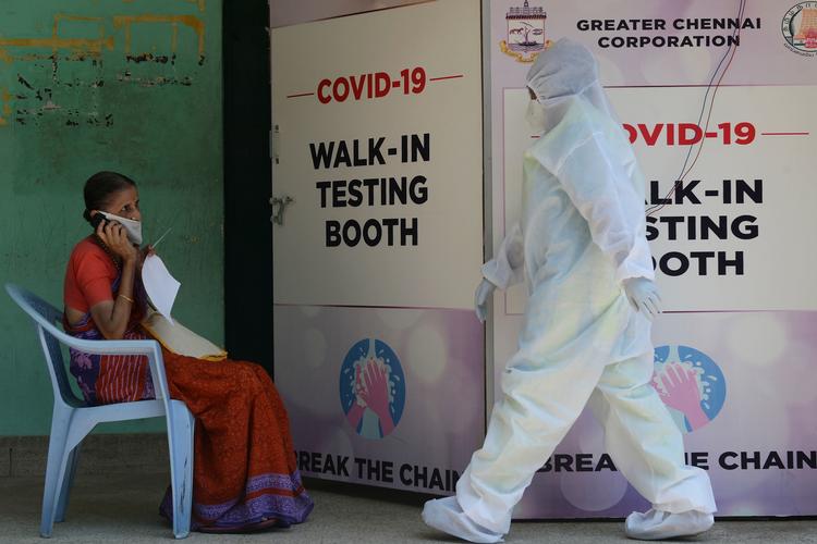 En kvinde venter på at få taget en coronatest i Chennai. Foto: Arun Sankar/Ritzau Scanpix