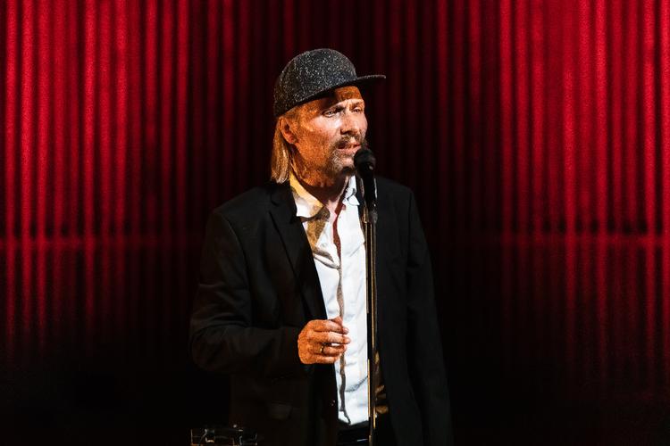 Alene at høre Steen Jørgensen brumme noget ind i mikrofonen gjorde langt hen ad vejen godt, da han fredag aften i Koncerthuset spillede en koncert, der stak i mange retninger. Foto: Peter Troest/Devilution