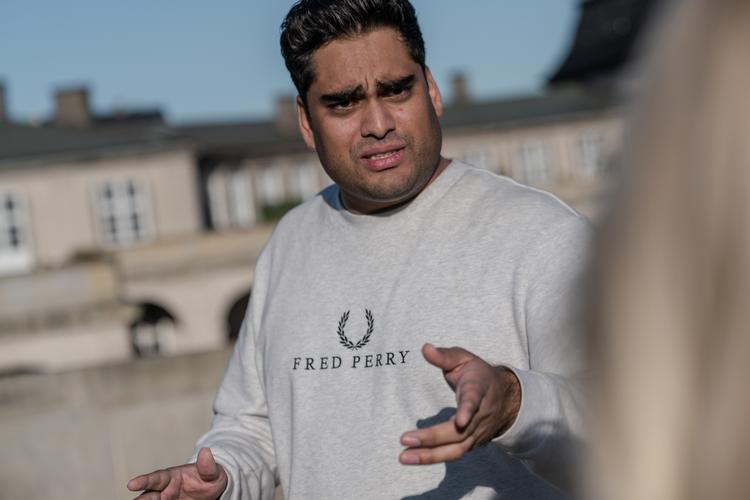 Da Sikandar Siddique holdt et minuts stilhed på folketingets talerstol, kunne man høre det fjerne bulder fra en ny generations politiske dagsorden. Foto: Aleksander Klug/Aleksander Klug